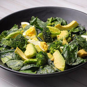 divide the salad into the bowls