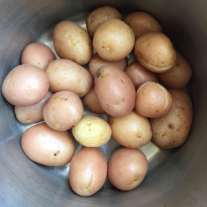Clean the potatoes 