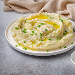 Add the other cube of butter and the rest of the cream and continue to mash the potatoes. 