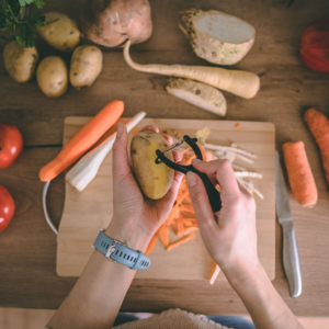 Wash and peel the fresh white potatoes