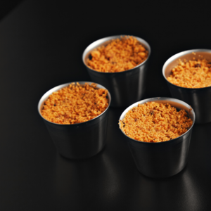 In ceramic baking bowls, grease the forms with butter and add the oat flakes mixture, then the fruits and again a layer of the oat flakes mixture.