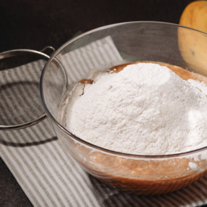  Sieve the previous mixture of flour and baking powder over the obtained composition.