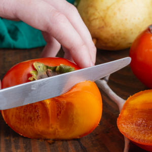  cut the persimmon fruit into slices.