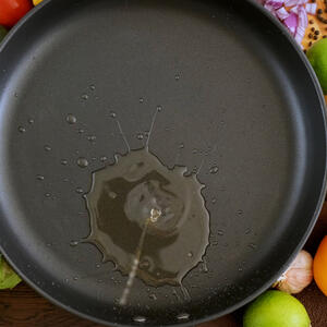 Grease a frying pan with oil