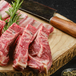 Wash the chops, cut into pieces.