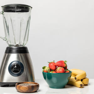 Put the strawberries, banana, milk, yogurt, honey and cinnamon in a mixer and blend for 2 good minutes. 