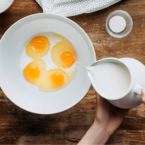 Mix the eggs with the sweet cream for cooking