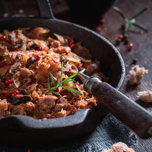 Fry the mincemeat with the onion.