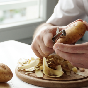 Peel the potatoes 