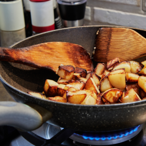 On high heat, put the oil in a pan, add the vegetables and water. Mix from time to time. 