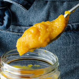 Mix banana and pumpkin puree, oil, honey, sugar and eggs.