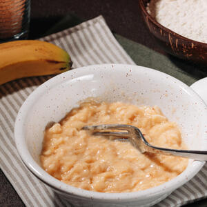 Whisk eggs with sugar and mix with mashed bananas.