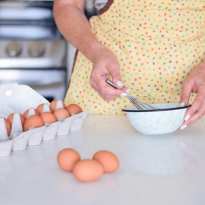 Beat 2 eggs with salt, add heavy cream and mix well. 