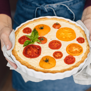 Add the liquid composition with tuna, add the sliced tomatoes and the aromatic herbs.