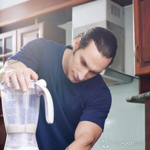 Transfer dates and sliced ​​bananas into a blender.