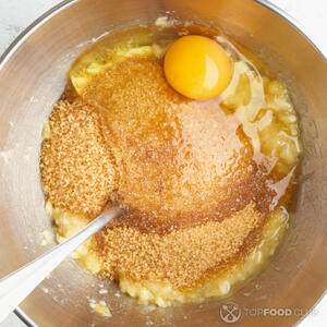 Mix sugar, eggs, butter and vegetable oil in a deep bowl and mix until smooth.