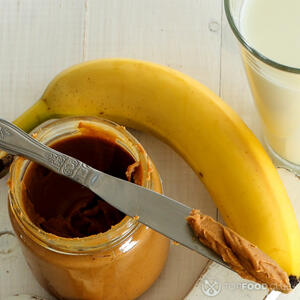 Mix the peanut butter with egg and sugar with a mixer, and then add mashed bananas.