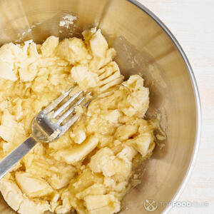 Mix the banana puree,cutted pear and chocolate 