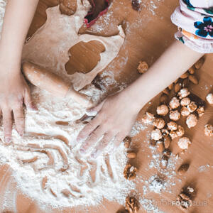 Knead the dough, and then add the peanuts and sesame.