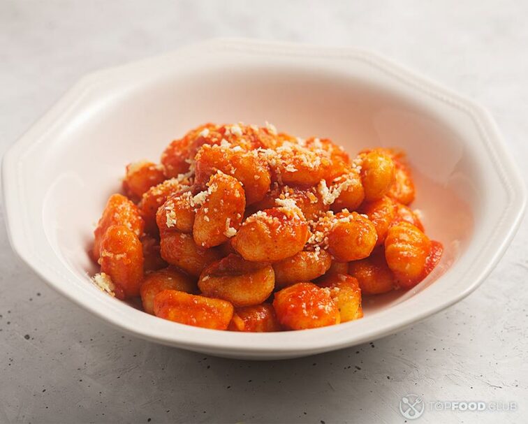 2022-12-05-0r72ih-christmas-gnocchi-with-tomato-sauce