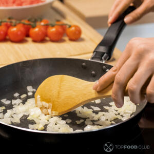 Chop and fry the onion and garlic