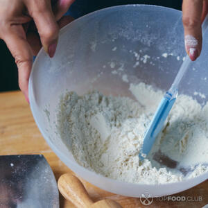 Add 2 tablespoons of flour to the pot with potatoes. Mix. Fry a little.