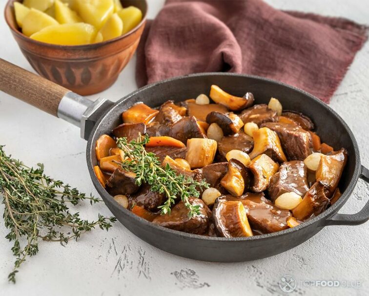 2022-12-08-vnot0a-christmas-beef-with-prunes-and-potatoes