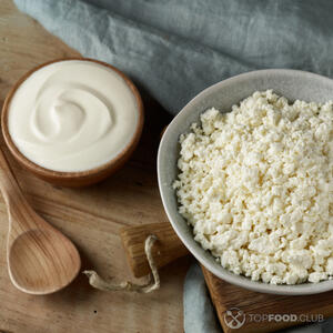 Making cottage cheese filling
