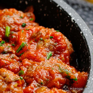 Fry the meat with the beans and vegetables