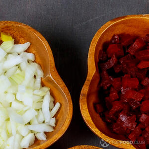 Mix the stalks with beat and onion