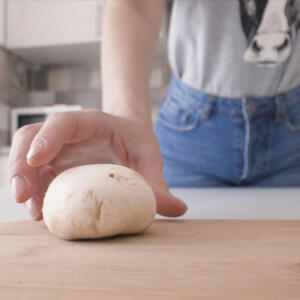 Peel the mushroom caps, cut off the legs.