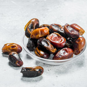 pour the dates with water