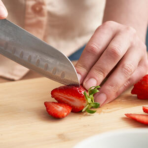 Cut the stawberries