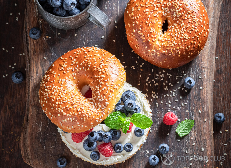 2023-01-18-3imshb-homemade-bagel-with-raspberries-and-blueberries-fo-2022-04-04-22-36-30-utc