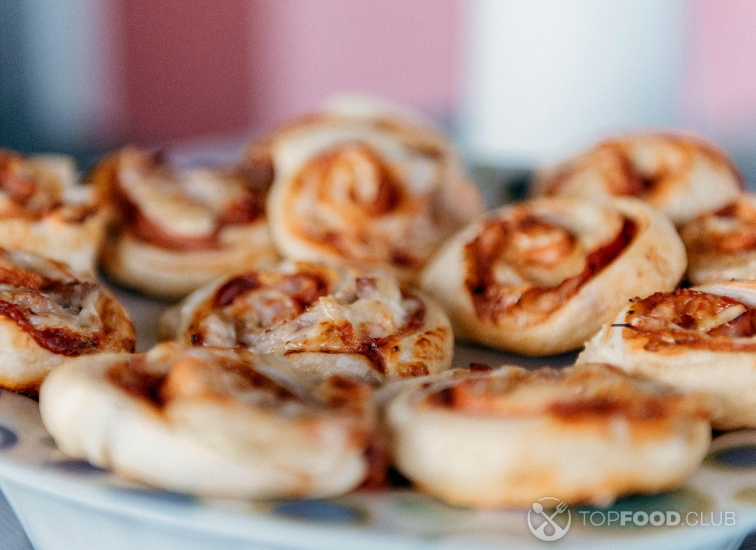 2023-01-30-i3veqx-closeup-shot-of-mini-pizza-bagels-on-a-plate-2023-01-06-10-47-40-utc