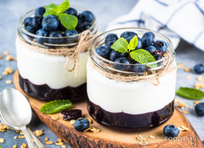 2023-02-01-bpyzt1-parfait-with-blueberry-granola-and-jam-in-two-gla-2022-05-06-02-03-28-utc