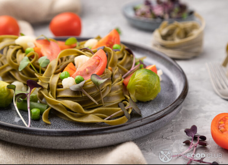 2023-02-13-pwltx4-tagliatelle-green-spinach-pasta-with-tomato-pea