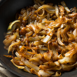 add boiled sauce to the shallots