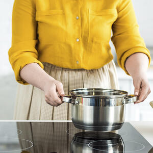 Put a saucepan on the heat, add milk and warm it.