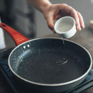 Heat the frying pan, grease with vegetable oil.
