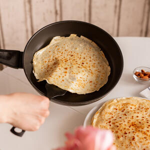 Brown for a few minutes until brown, then flip the other side with a spatula.