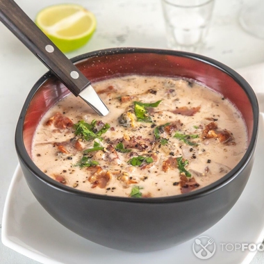 Clam chowder soup with bacon