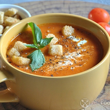 Italian tomato soup with basil