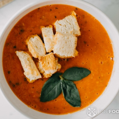 Tomato soup with fresh tomatoes and garlic croutons