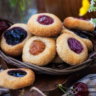 Almond cookies with jam