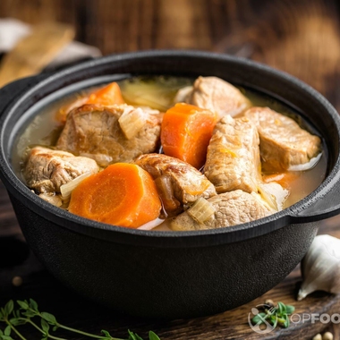 Oven pot roast with beef and paprika