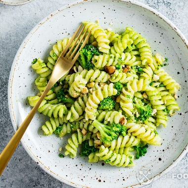 Pasta with pistachio sauce