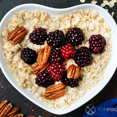 Berry and nut butter porridge