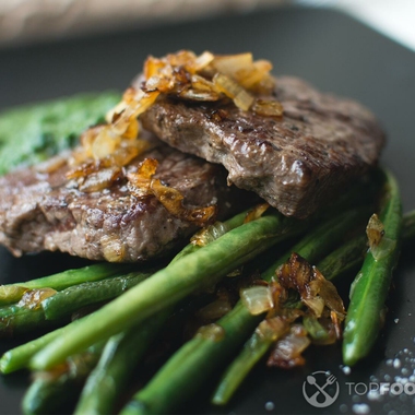 Balsamic steak with garlicky green beans