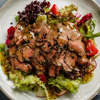 Roast beef salad with veggies